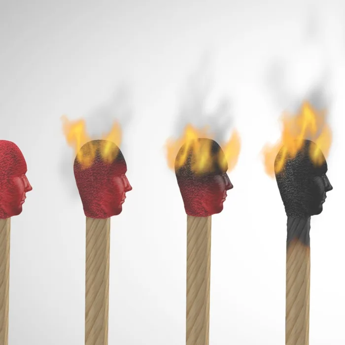 Rangée d'allumettes à tête humaine s'enflammant l'une après l'autre