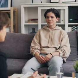 Adolescent en veste de jean, le regard posé vers l'objectif